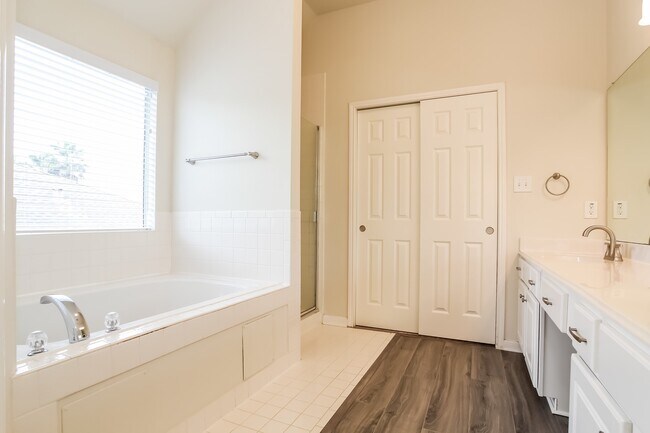 Building Photo - 519 Holly Crest Dr