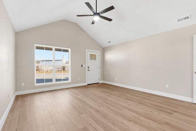 Building Photo - 1342 E Blaine St