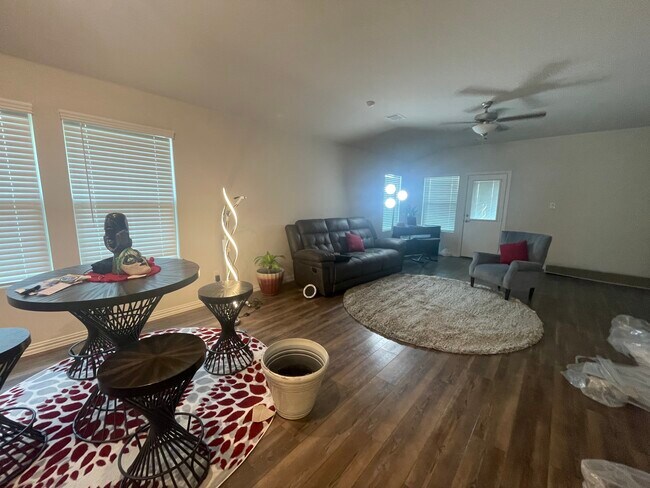 Building Photo - 1112 Spectra Dr