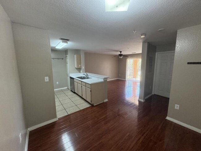 Building Photo - 5455 Vineland Rd