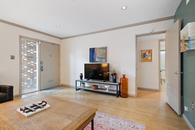 Building Photo - 3 Bed Beauty in Belhaven-FURNISHED