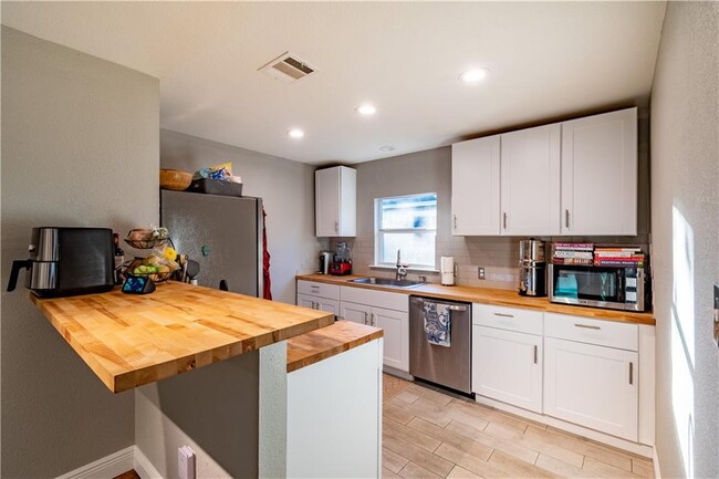 Building Photo - 301 Genard St
