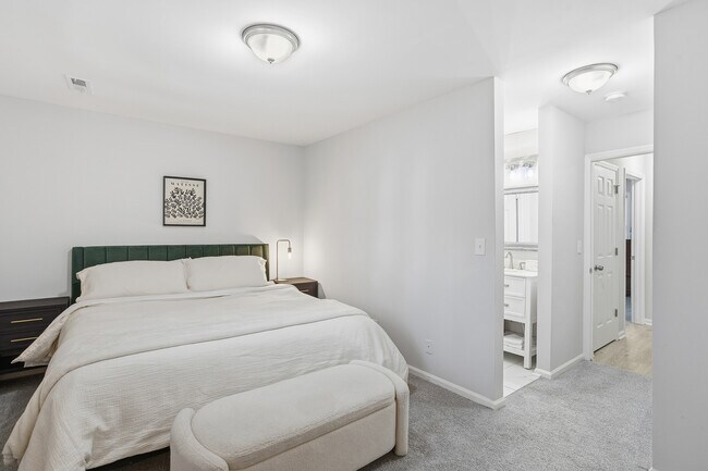 Building Photo - 808 Kendall Dr