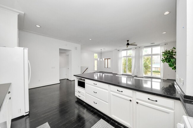 Building Photo - 1014 Montrose Blvd