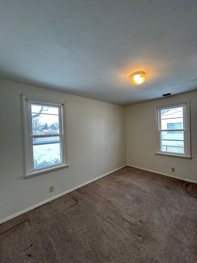 Building Photo - 2-Bedroom, 1-Bathroom Home GOSHEN – $1,095 Month | 842 Sq. Ft.