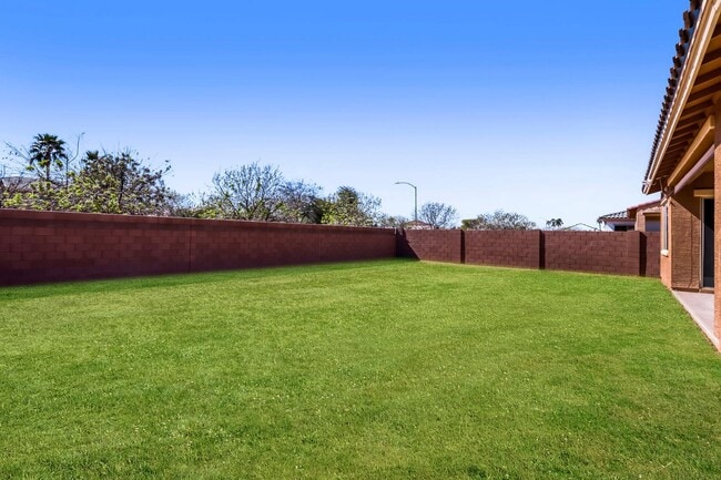 Building Photo - 8723 W Vista Ave