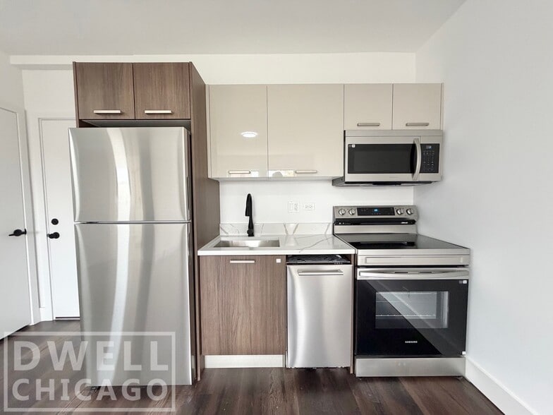 Building Photo - 5634 N Clark St