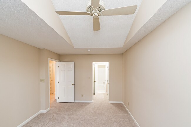 Building Photo - Chic & Cozy Condo in the heart of Raleigh!