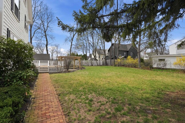 Building Photo - 198 Linden St