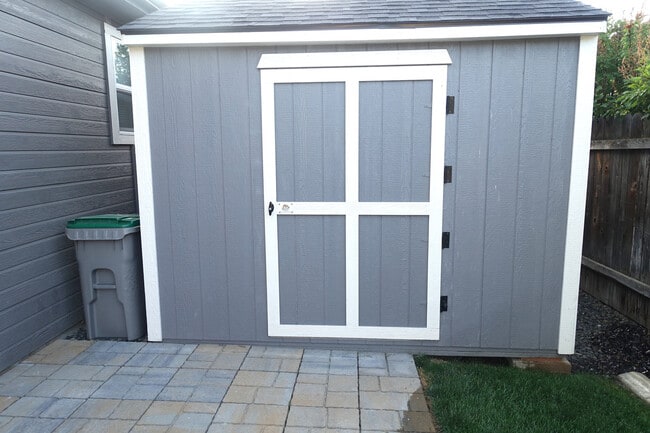 Building Photo - 3-Bedroom Home in Very Private Quiet Setting