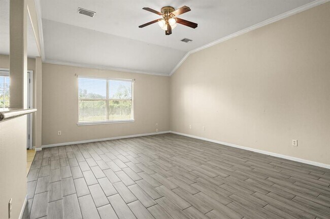 Building Photo - 420 Woodlake Dr