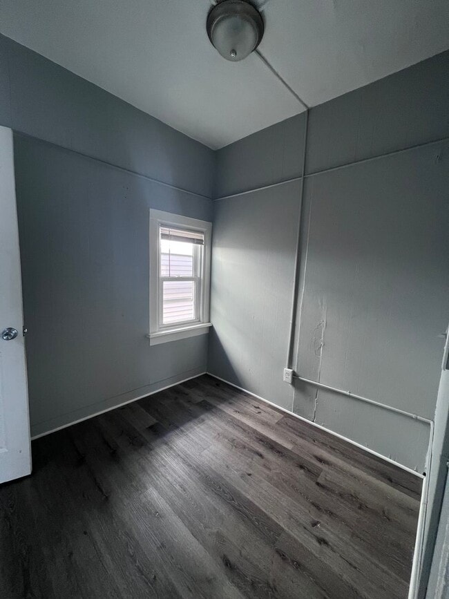 Building Photo - Bright Upper Two Bedroom Unit! Recently Remodeled!