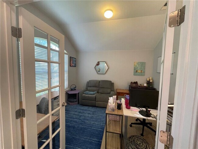 Building Photo - 501 King Eider Ln