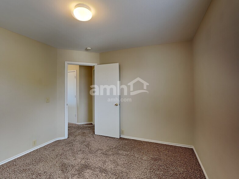 Building Photo - 6013 Midcrown Dr