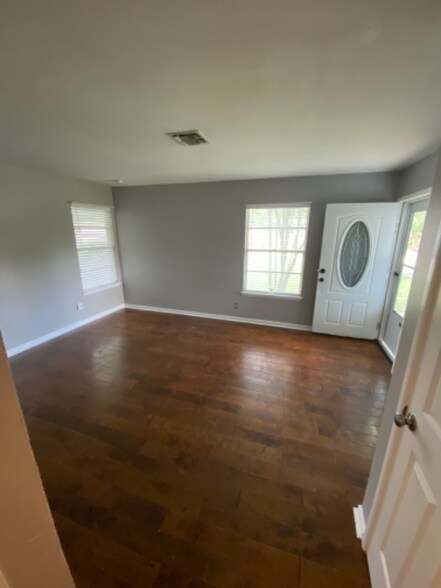 Building Photo - 209 Brenda Dr