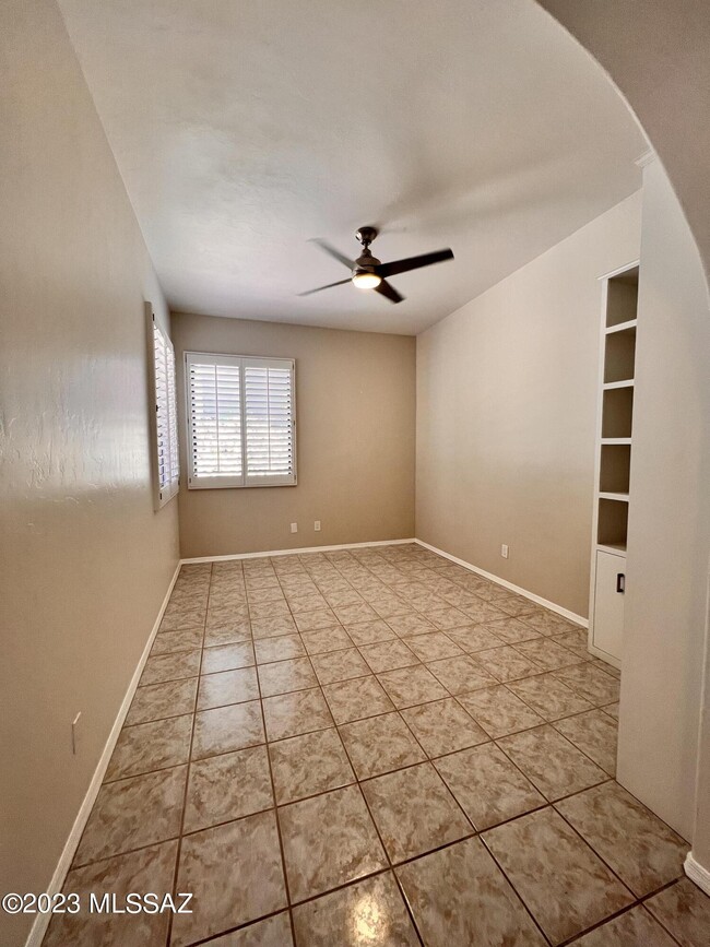 Building Photo - 10123 N Alder Spring Dr