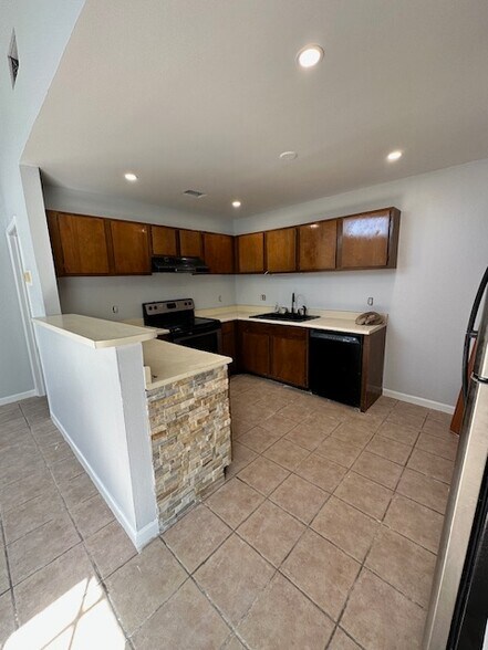 Building Photo - 12161 Armenia Gables Cir