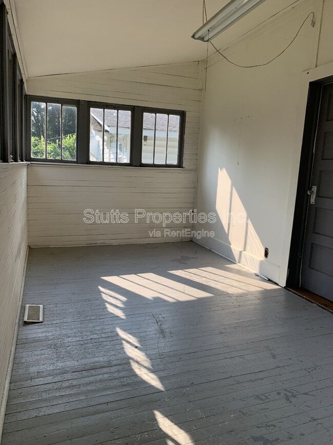 Building Photo - 713 Meridian St