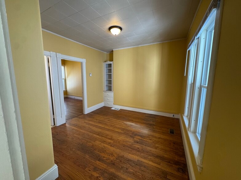 Building Photo - 10 Maple St