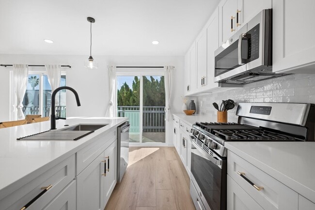 Building Photo - Newly Remodeled and Fully furnished- Mission Beach 5 bed 3 baths.