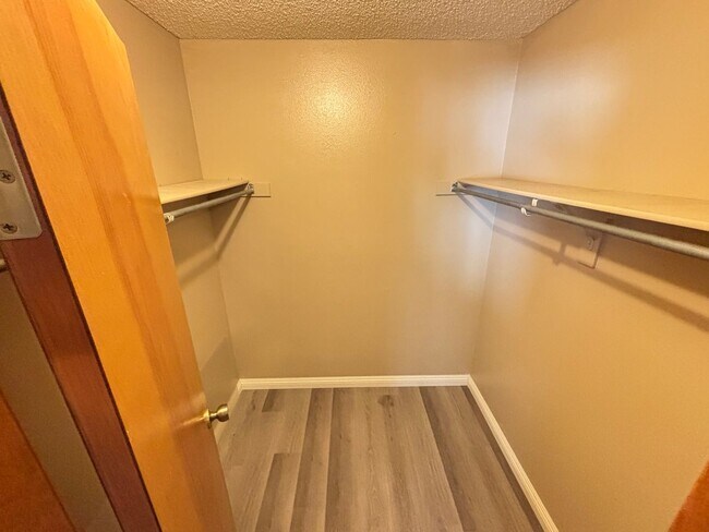 Building Photo - Gorgeous condo is a spacious 2Bed/2Bath un...