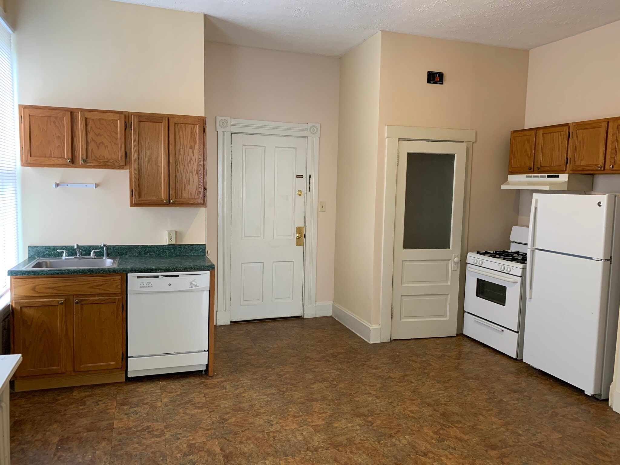 Building Photo - 2210 Victor St