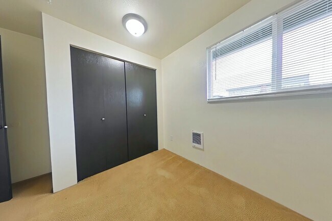 Building Photo - 1 Bedroom Apartment ~ Close to Campus ~ Sm...