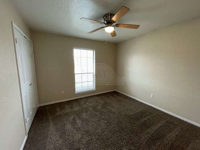 Building Photo - 405 Diana Ln