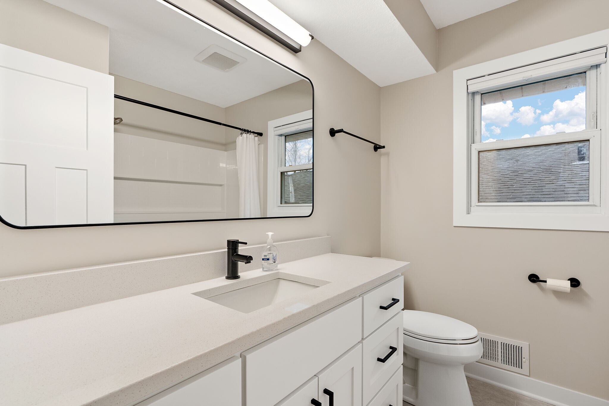 Full Bathroom - 3146 Grimes Ave N