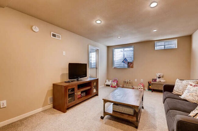 Building Photo - 1370 Xanthia St