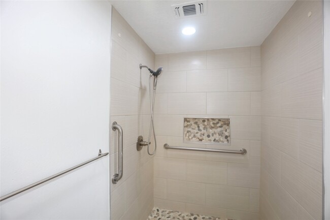 Building Photo - 2210 Shadowbriar Dr