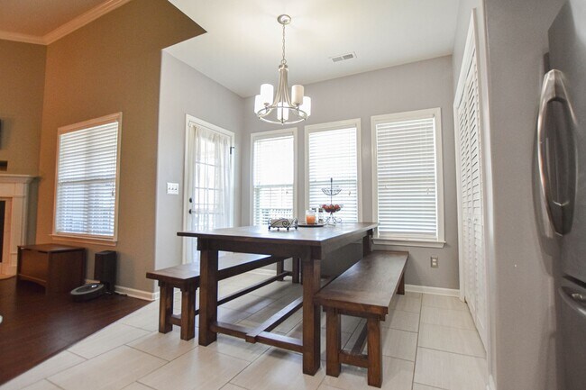 Building Photo - Pet Friendly Three Bedroom!
