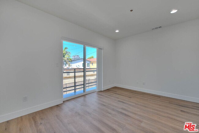 Building Photo - 1015 Wilton Pl