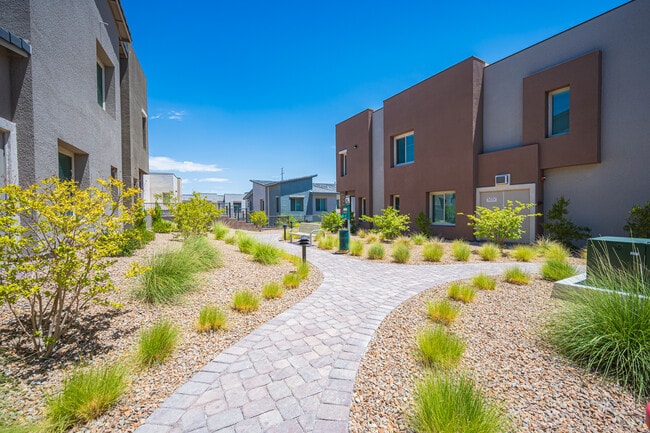 Building Photo - 600 N Carriage Hill Dr