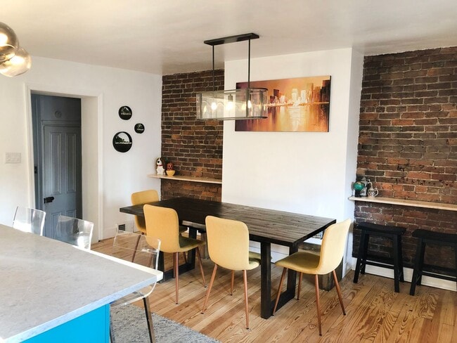 Building Photo - 3 bed 1 bath - beautiful Southside flats home, central air, in unit laundry, udpated