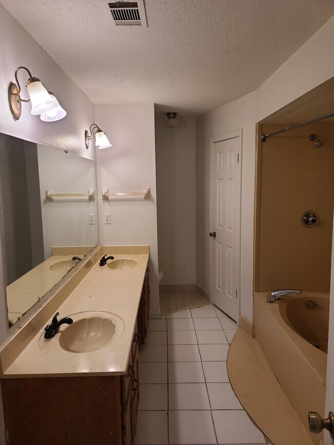 Building Photo - 5791 Plum Valley Dr