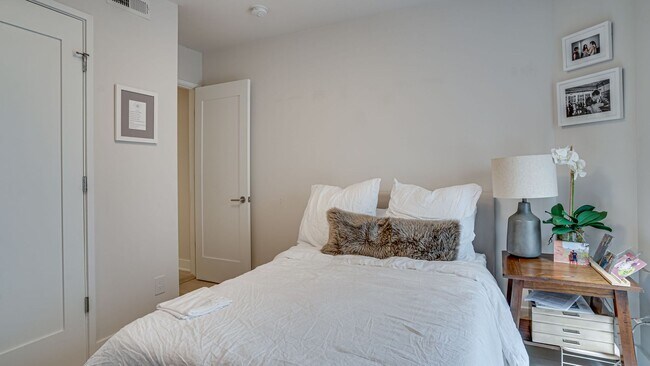 Building Photo - Luxurious Living in NW DC!