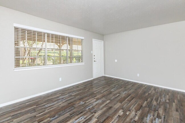 Building Photo - 1212 Hampshire Ln