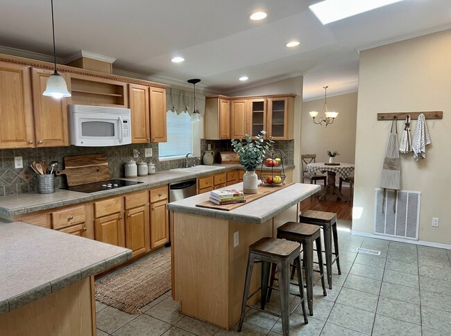 Building Photo - Spacious 4BD/3BA Home in Adkins with Chef's Kitchen & Dual Walk-In Closets!