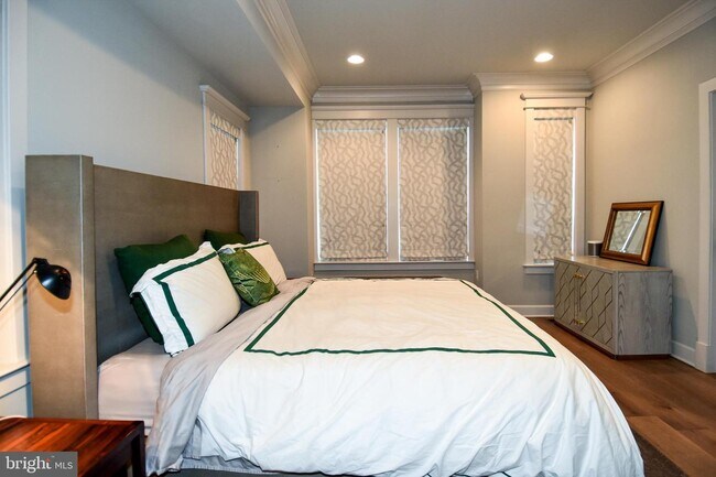 Building Photo - 1540 Levis St NE