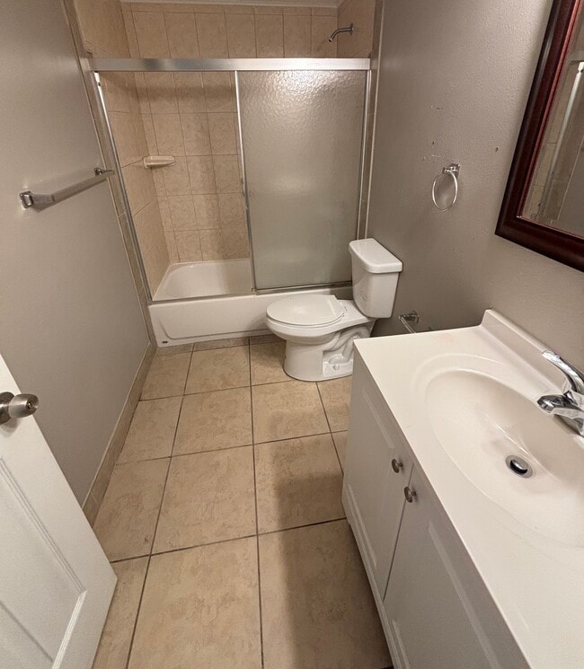 2nd bathroom - 700 Pennsylvania Ave