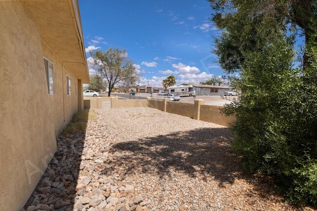 Building Photo - LARGE 3 BEDROOM DUPLEX
