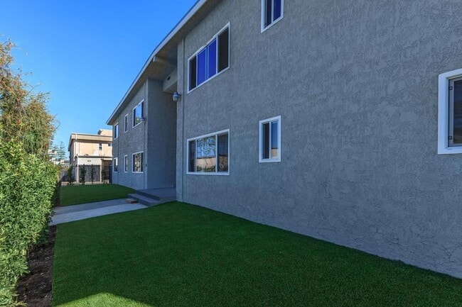 Building Photo - 9910 S Village Dr