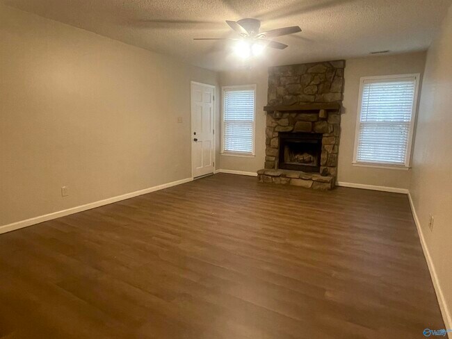 Building Photo - 1808 Hollytree Dr NW