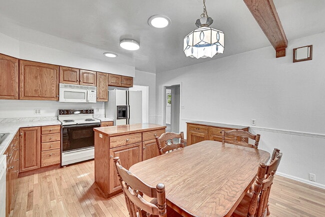 Building Photo - $3,500- Location! 2 Bed 2.5 Bath 2 Non-Con...
