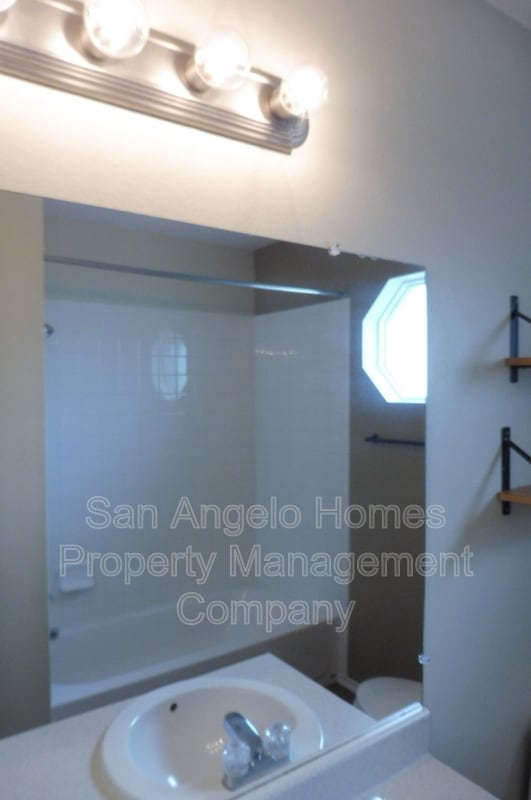 Building Photo - 1217 Elmo Ln