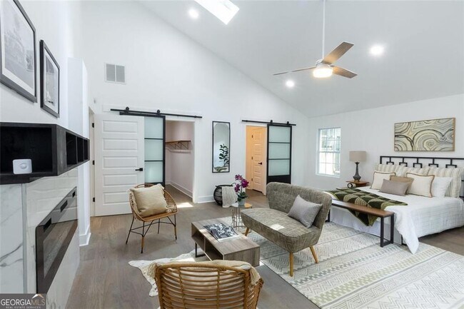 Building Photo - 2749 Memorial Dr SE