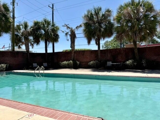 Building Photo - Three Bedroom Home with Spacious Bedrooms