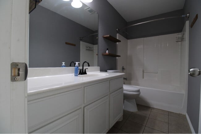 Building Photo - 1405 Meadowlark Ln