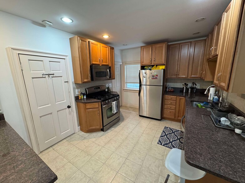 Primary Photo - 164 L St